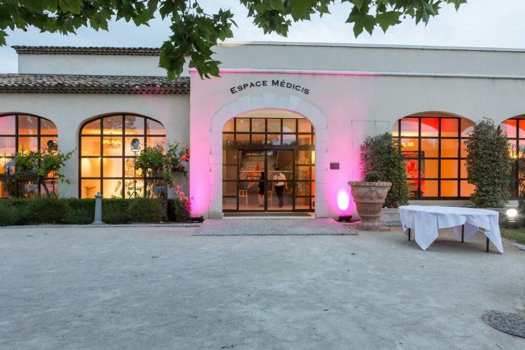 Village-Club-Pont-Royal-en-Provence-1lieu1salle-congres-facade.jpg