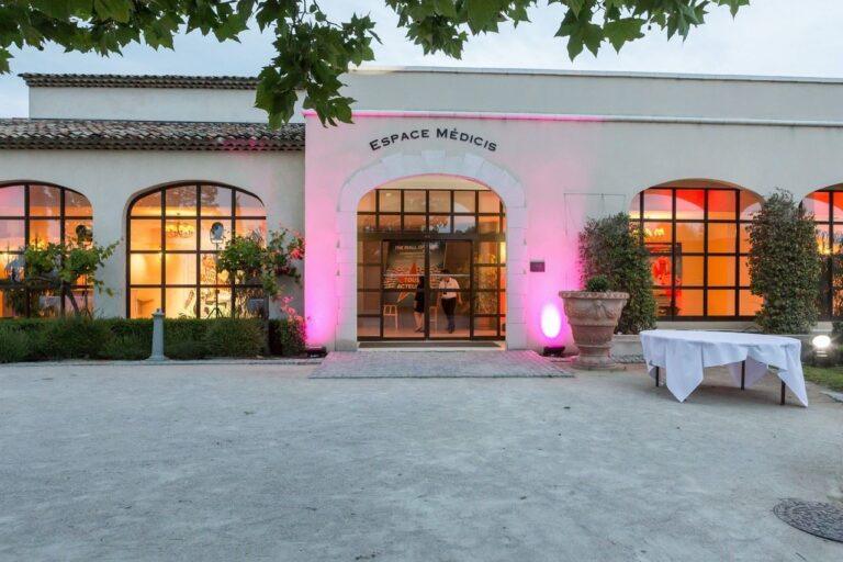 Village-Club-Pont-Royal-en-Provence-1lieu1salle-congres-facade.jpg