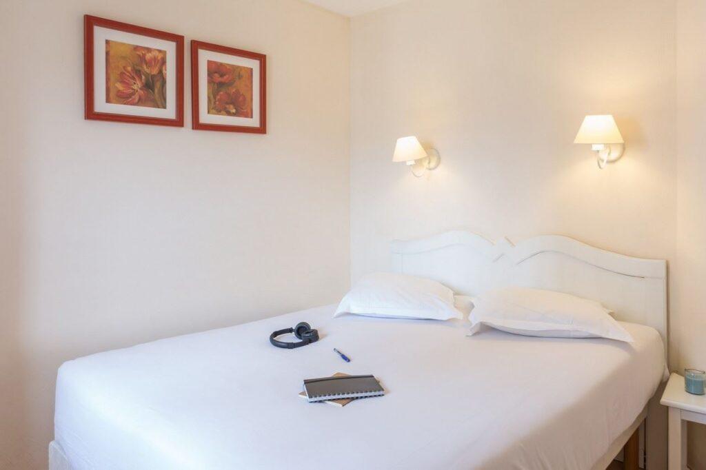 Village-Club-Pont-Royal-en-Provence-1lieu1salle-reunion-chambre.jpg