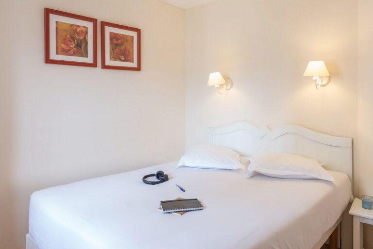 Village-Club-Pont-Royal-en-Provence-1lieu1salle-reunion-chambre.jpg