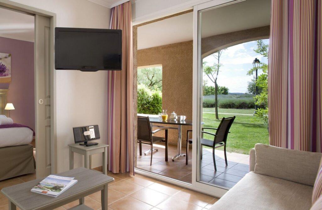 Village-Club-Pont-Royal-en-Provence-1lieu1salle-reunions-chambre.jpg
