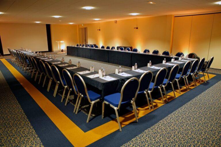 Village-Club-Pont-Royal-en-Provence-1lieu1salle-salle-de-conference.jpg