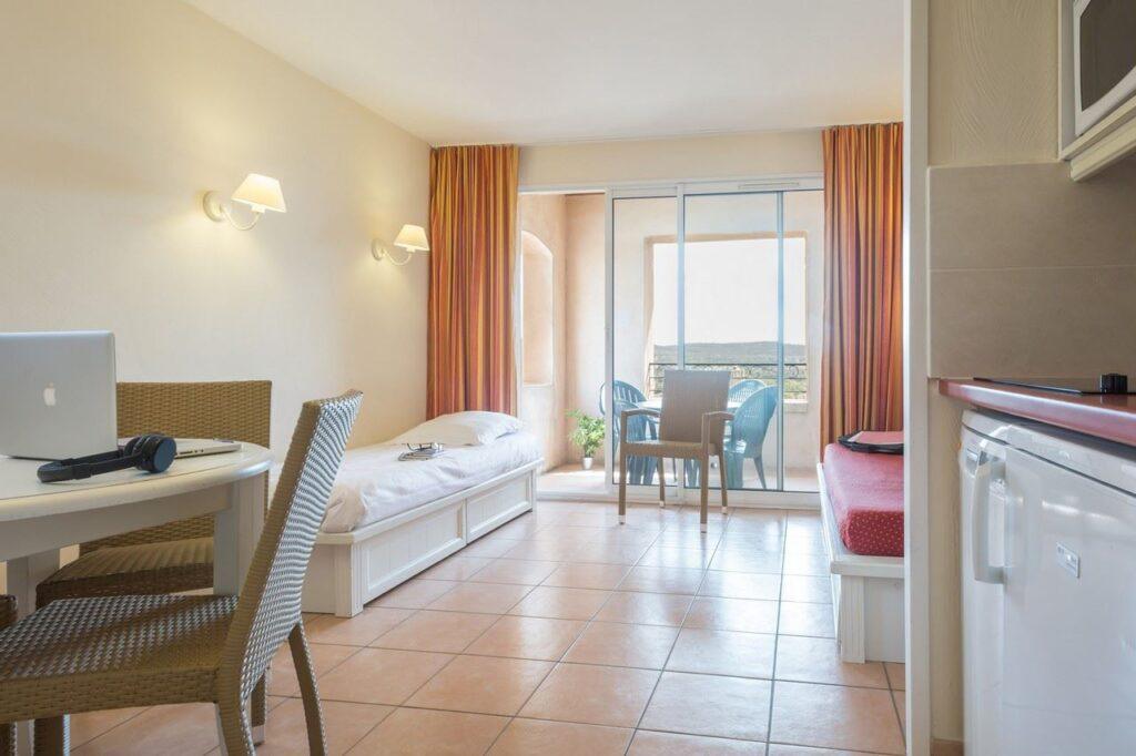 Village-Club-Pont-Royal-en-Provence-1lieu1salle-seminaire-chambre.jpg