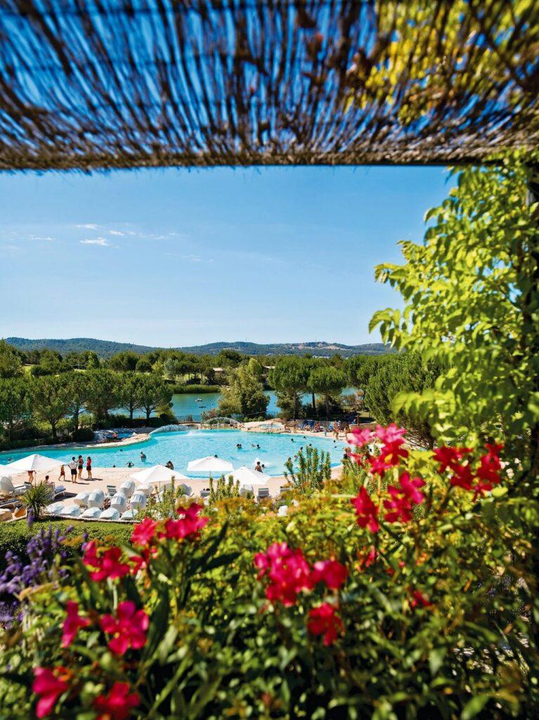 Village-Club-Pont-Royal-en-Provence-1lieu1salle-seminaire-piscine.jpg