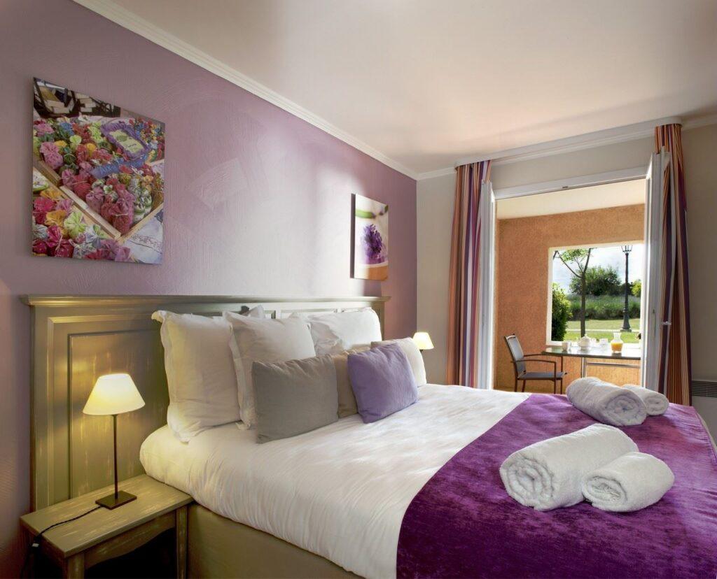 Village-Club-Pont-Royal-en-Provence-1lieu1salle-seminaires-chambre.jpg