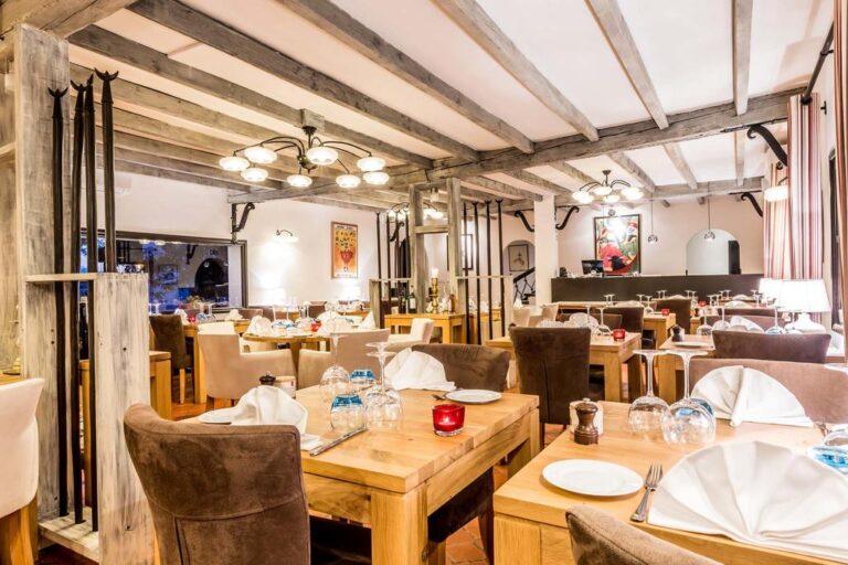 auberge-cavaliere-du-pont-des-bannes-1lieu1salle-conference-diner.jpg