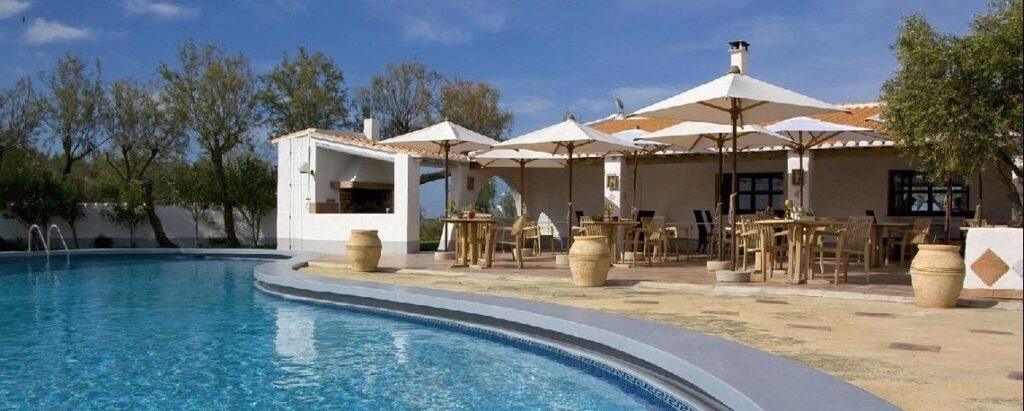 auberge-cavaliere-du-pont-des-bannes-1lieu1salle-seminaire-piscine.jpg