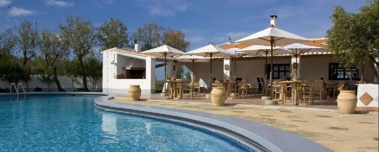 auberge-cavaliere-du-pont-des-bannes-1lieu1salle-seminaire-piscine.jpg