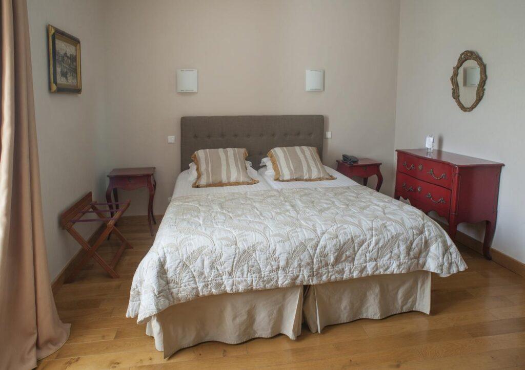 beau-site-1lieu1salle-hotel-restaurant-chambre.jpg