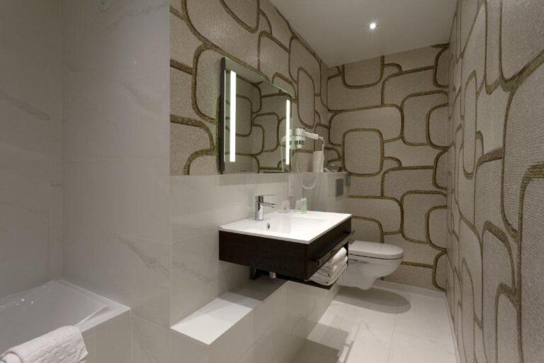 best-western-hotel-ronceray-opera-1lieu1salle-hotel-restaurant-salle-de-bain.jpg