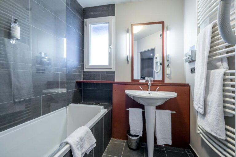 best-western-plus-hotel-gergovie-1lieu1salle-hotel-restaurant-salle-de-bain.jpg
