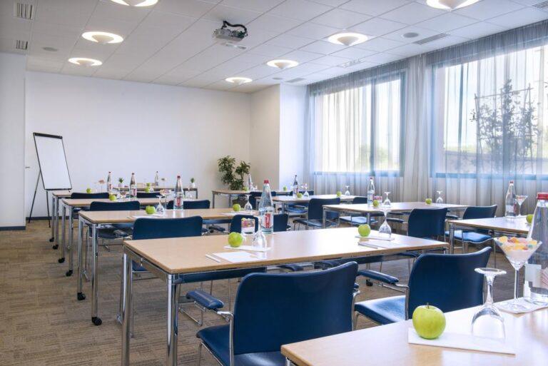 bw-best-western-masqhotel-1lieu1salle-salle-conference.jpg