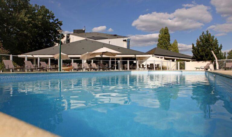 bw-bois-marche-1lieu1salle-piscine.jpg