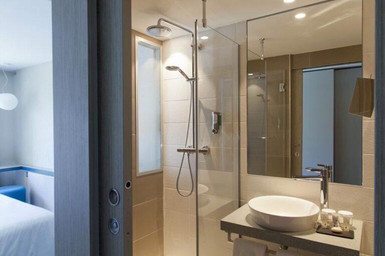 carnac-thalasso-et-spa-resort-hotel-1lieu1salle-seminaire-salle-de-bain.jpg