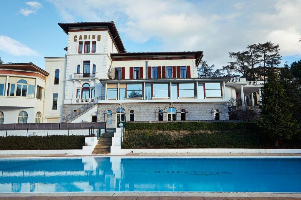 casino-le-lion-blanc-1lieu1salle-hotel-restaurant-reunion-exterieur.jpg
