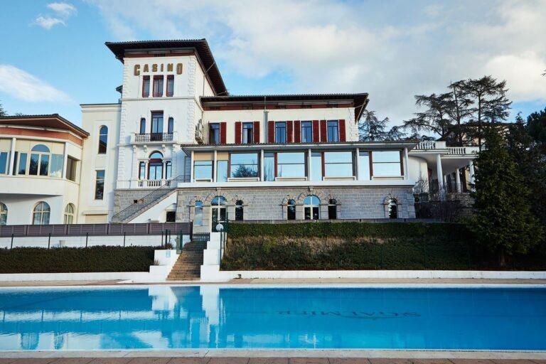 casino-le-lion-blanc-1lieu1salle-hotel-restaurant-reunion-exterieur.jpg