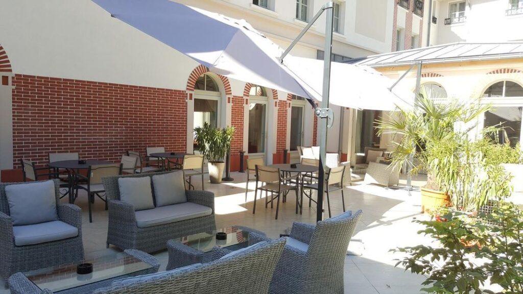castel-1lieu1salle-hotel-restaurant-meeting-booking-seminaire.jpg