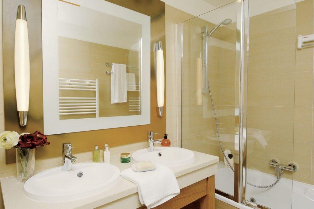 center-parcs-les-bois-francs-1lieu1salle-seminaire-bains.jpg