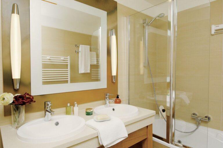 center-parcs-les-bois-francs-1lieu1salle-seminaire-bains.jpg