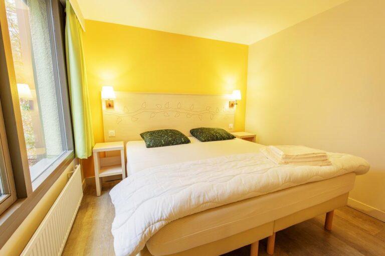center-parcs-les-hauts-de-bruyeres-1lieu1salle-seminaire-chambre.jpg