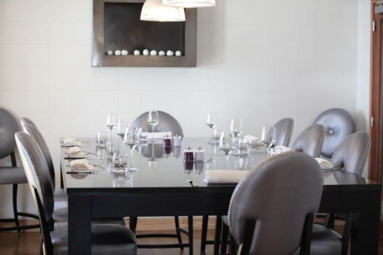 chalet-du-mont-vallon-spa-resort-1lieu1salle-restaurant-hotel-salle-reunion.jpg