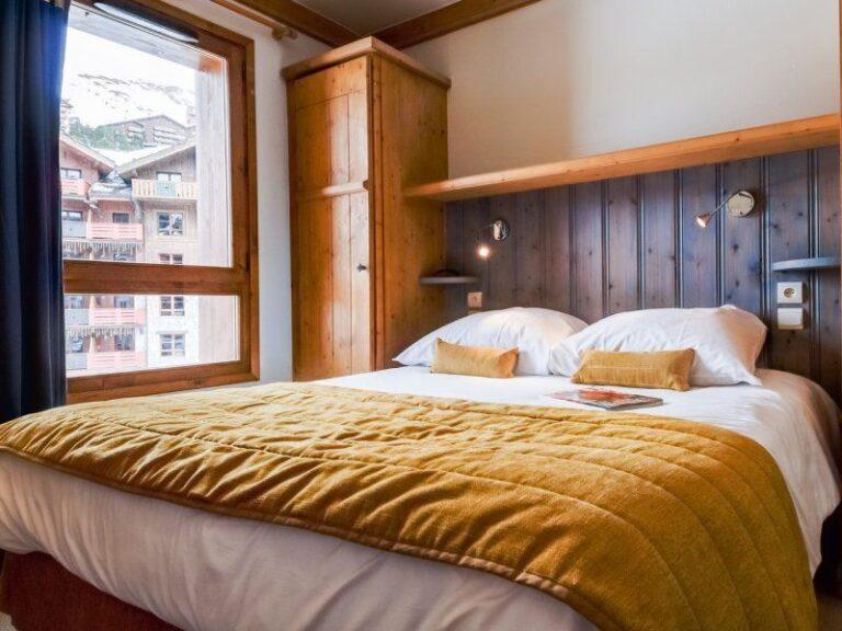 chambre-residence-premium-arc-1950-le-village-1lieu1salle-reunion-professionnelle.jpg
