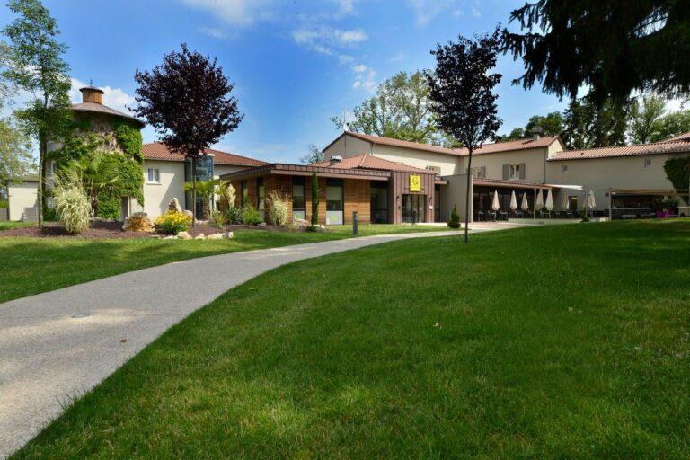 charpiniere-1lieu1salle-evenements-jardin.jpg
