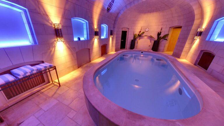 chateau-artigny-1lieu1salle-piscine.jpg