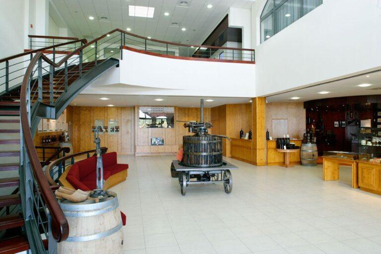chateau-cransac-1lieu1salle-boutique.jpg