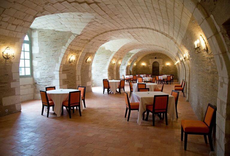 chateau-de-la-perriere-1lieu1salle-restaurant.jpg