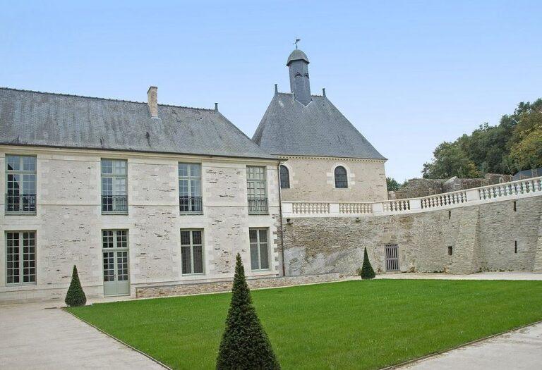 chateau-de-la-perriere-1lieu1salle-restaurant-evenement-exterieur.jpg