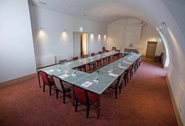 chateau-de-la-perriere-1lieu1salle-restaurant-evenement-meeting.jpg