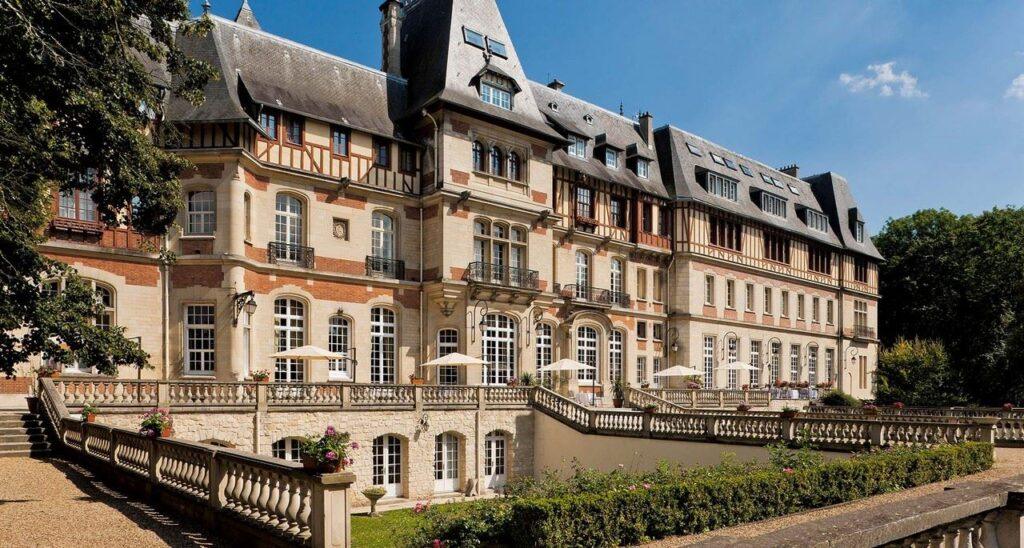 chateau-de-montvillargenne-1lieu1salle-hotel-restaurant-facade-exterieur.jpg