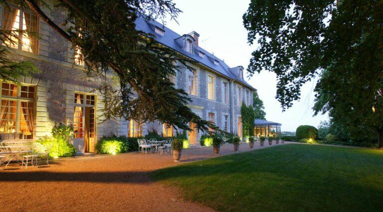 chateau-de-noirieux-1lieu1salle-hotel-restaurant-facade.jpg