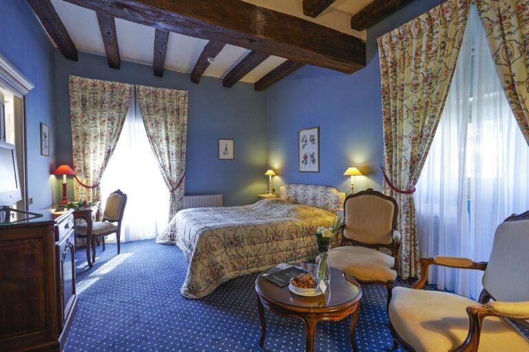 chateau-de-noirieux-1lieu1salle-hotel-restaurant-salon.jpg