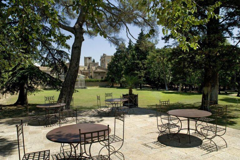 chateau-de-rochegude-1lieu1salle-hotel-restaurant-conference-seminaire.jpg