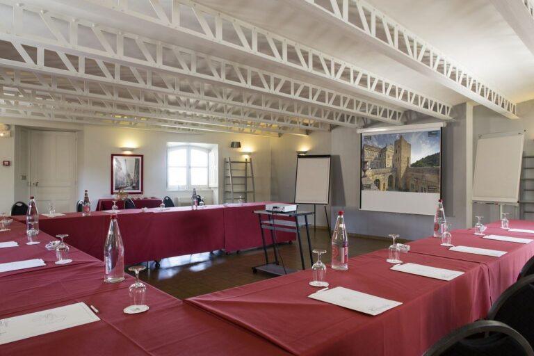 chateau-de-rochegude-1lieu1salle-hotel-restaurant-salle-seminaire-reunion.jpg