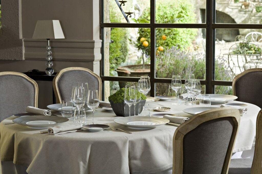 chateau-de-rochegude-1lieu1salle-hotel-restaurant-seminaire.jpg