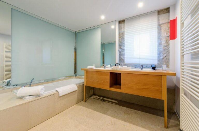 chateau-de-salettes-1lieu1salle-restaurant-hotel-douche.jpg