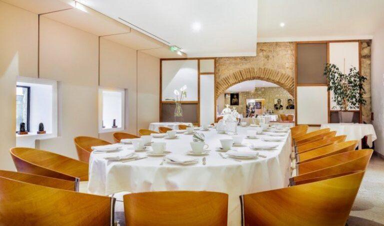 chateau-de-salettes-1lieu1salle-restaurant-hotel-salle-reunion.jpg