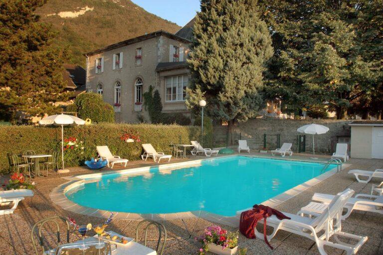 chateau-des-comtes-de-challes-1lieu1salle-piscine-hotel-seminaire.jpg