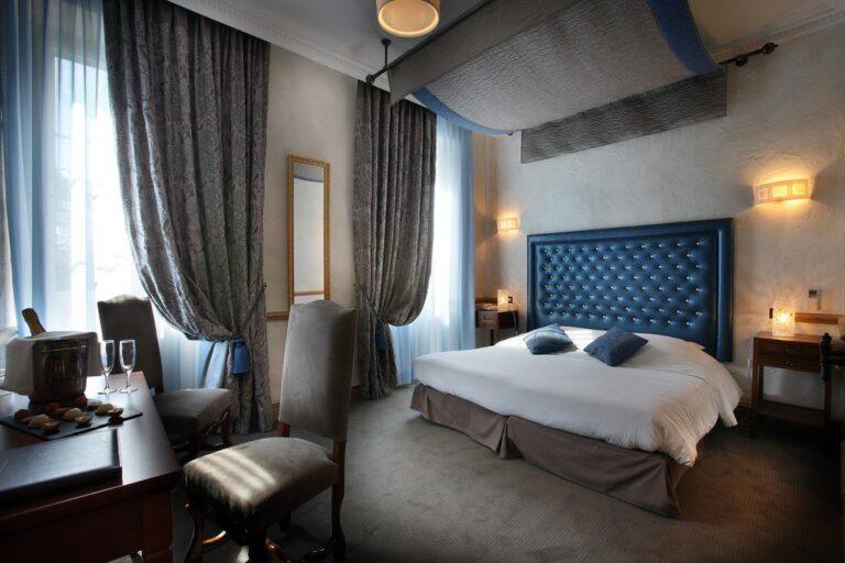 chateau-des-comtes-de-challes-1lieu1salle-seminaire-chambre.jpg