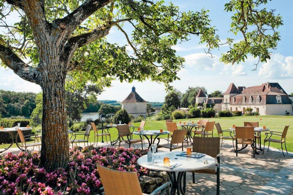 chateau-des-vigiers-golf-et-country-1lieu1salle-terrasse.jpg