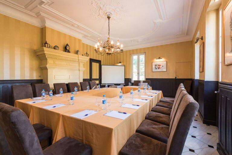 chateau-de-buros-1lieu1salle-restaurant-hotel-salel-de-reunion.jpg