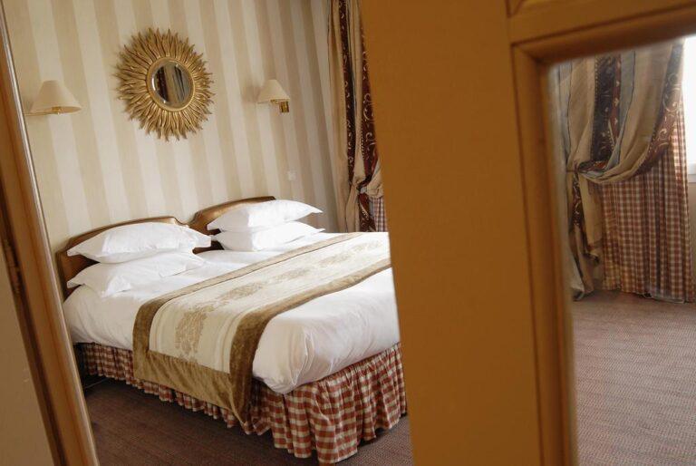chateau-de-l-yeuse-1lieu1salle-seminaires-chambre.jpg