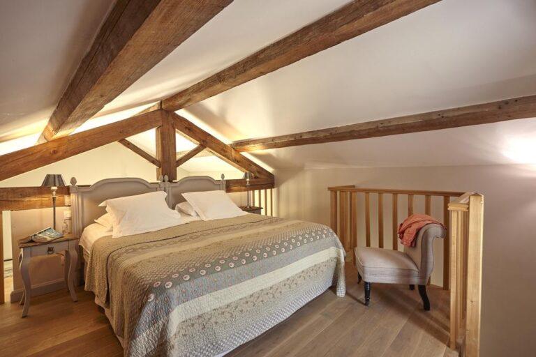 chateau-les-carrasses-1lieu1salle-chambre-sous-toit.jpg