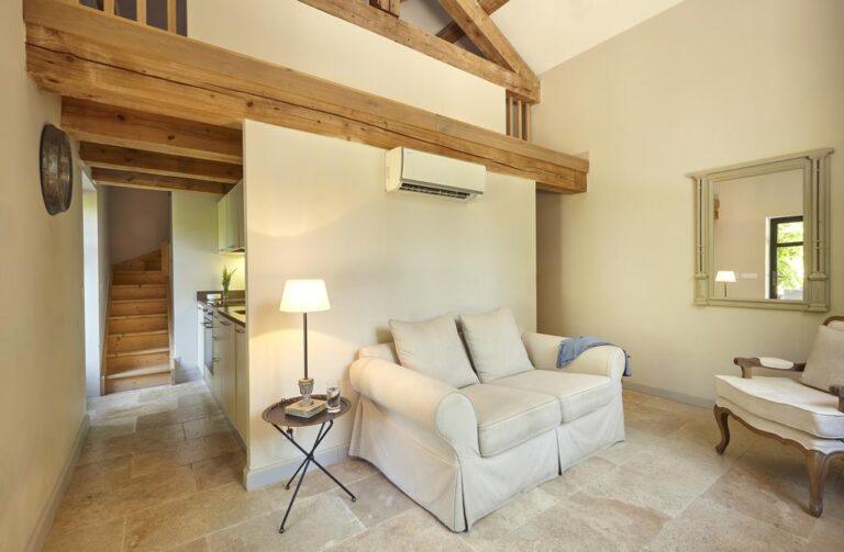 chateau-les-carrasses-1lieu1salle-coinsalon.jpg