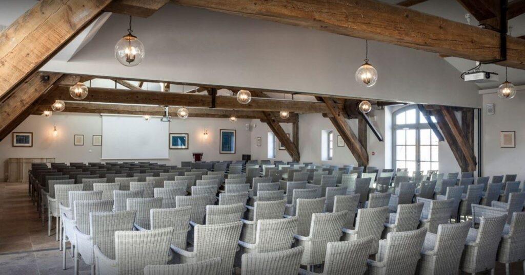 chateau-saint-pierre-de-serjac-1lieu1salle-confrence.jpg
