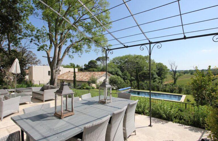 chateau-saint-pierre-de-serjac-1lieu1salle-terrasse.jpg