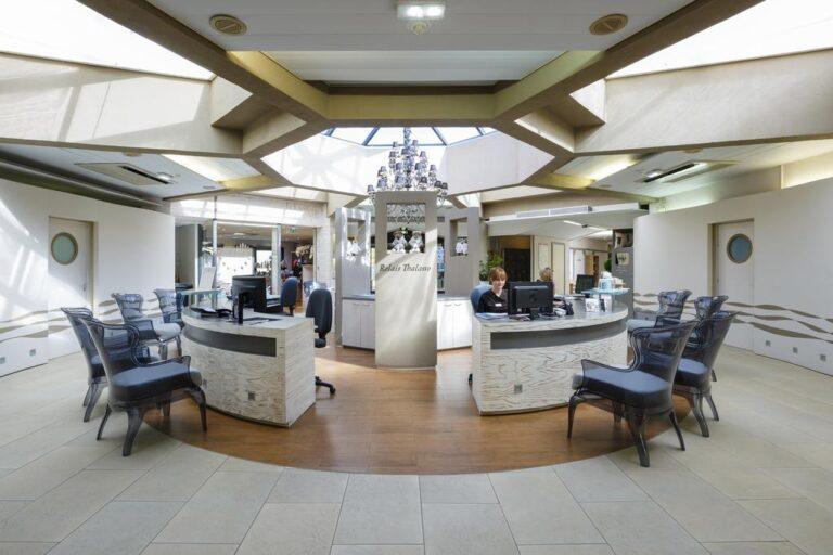 cote-ouest-hotel-thalasso-et-spa-les-sables-d-olonne-1lieu1salle-accueil.jpg